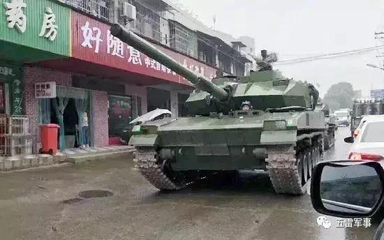 15式轻型坦克立功!中国“黑豹”开上高原,直抵西北雪山