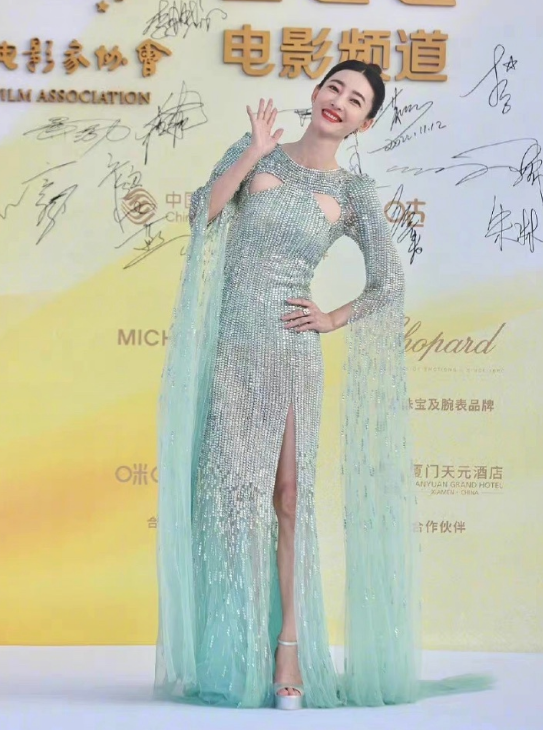 美胸美腿美背,金鸡奖女星疯狂抢镜,影后却是低调的奚美娟