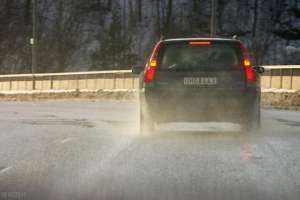 汽车abs灯亮是什么意思(汽车ABS报警灯亮起应该怎么处理？掌握这些关键步骤，从容应对)