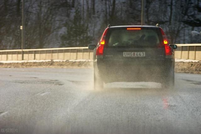 汽车ABS报警灯亮起应该怎么处理?掌握这些关键步骤,从容应对!