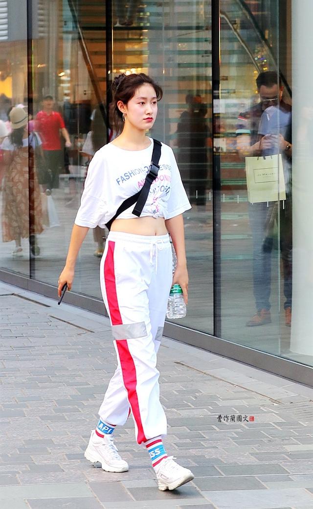 街拍:露出盈盈一握小蛮腰的美女