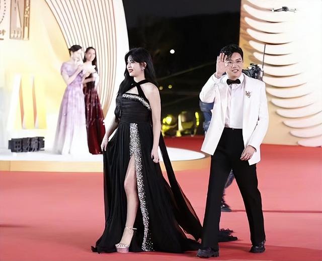 美胸美腿美背,金鸡奖女星疯狂抢镜,影后却是低调的奚美娟