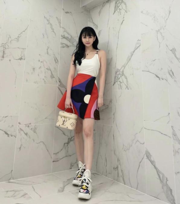 邱淑贞女儿电梯照曝光,身穿半透明背心,又纯又欲