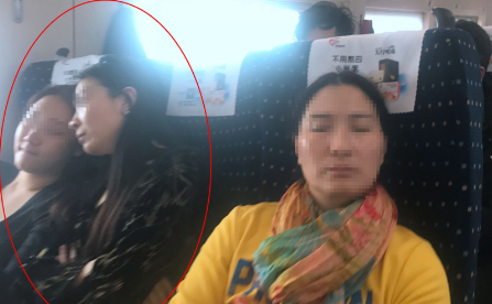 大妈高铁上被美女脱鞋“熏”醒 理论遭怼:你闻不臭