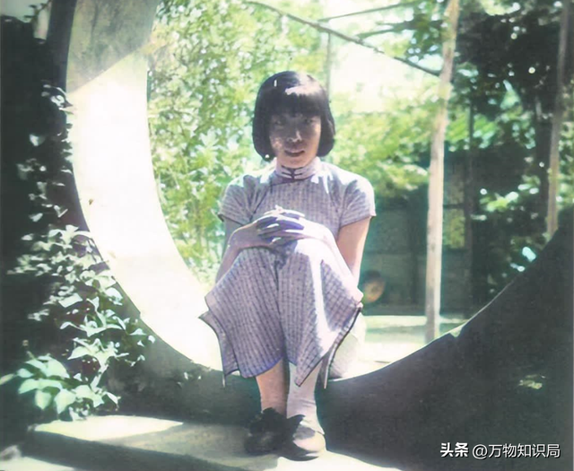 1948年,刘少奇和王光美结婚照,那年她27岁,妥妥一个大美女