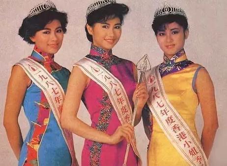 邱淑贞女儿电梯照曝光,身穿半透明背心,又纯又欲