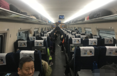 大妈高铁上被美女脱鞋“熏”醒 理论遭怼:你闻不臭