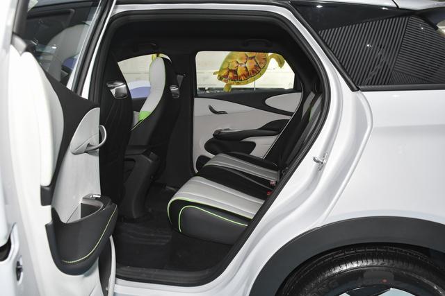 建议家里第二辆车买纯电动,推荐这两款,颜值高、品牌强,还不贵