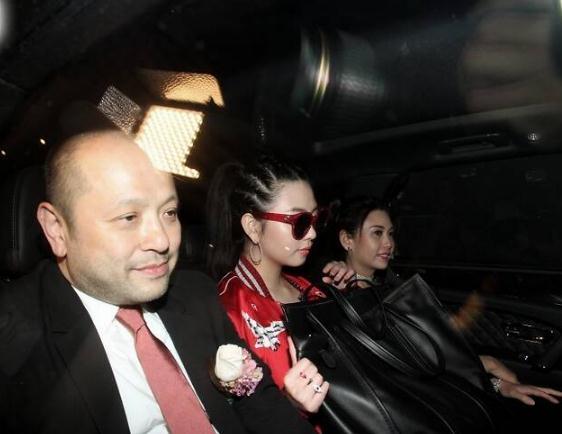 邱淑贞女儿电梯照曝光,身穿半透明背心,又纯又欲