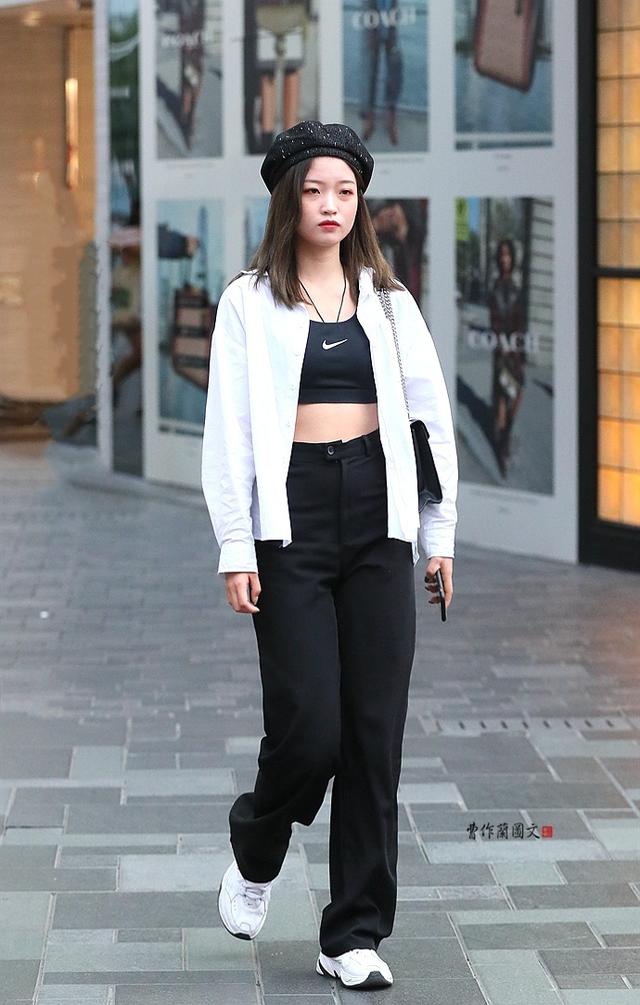 街拍:露出盈盈一握小蛮腰的美女