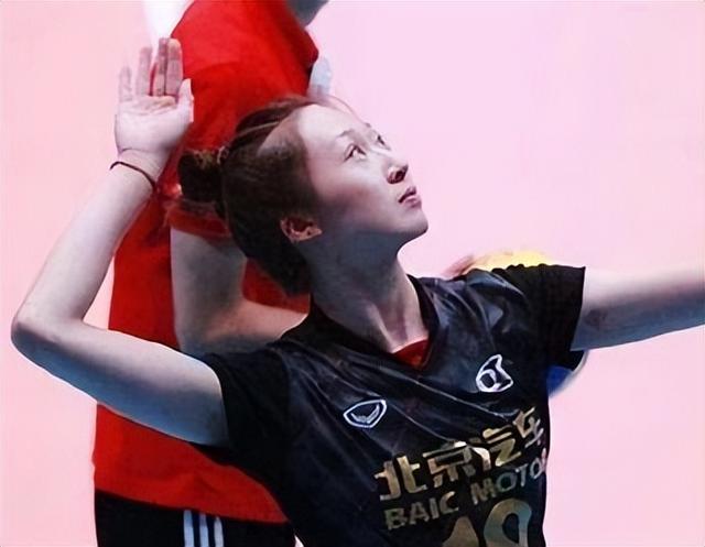 女排美女副攻晒照,身上多处纹身引争议,北京土豪30岁依旧单身