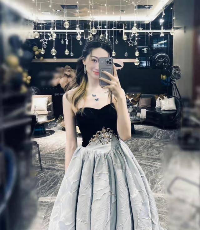 女排美女副攻晒照,身上多处纹身引争议,北京土豪30岁依旧单身