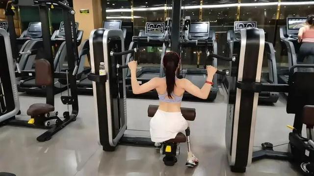 湖南29岁美女晒马甲线引全网爆赞,4岁时失去右腿