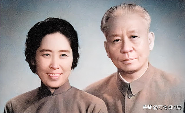 1948年,刘少奇和王光美结婚照,那年她27岁,妥妥一个大美女