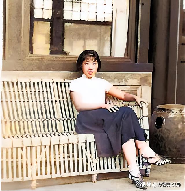 1948年,刘少奇和王光美结婚照,那年她27岁,妥妥一个大美女