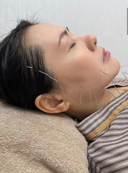 性感女神李丽珍晒近照,自嘲“肥又老”,56岁真面目长这样