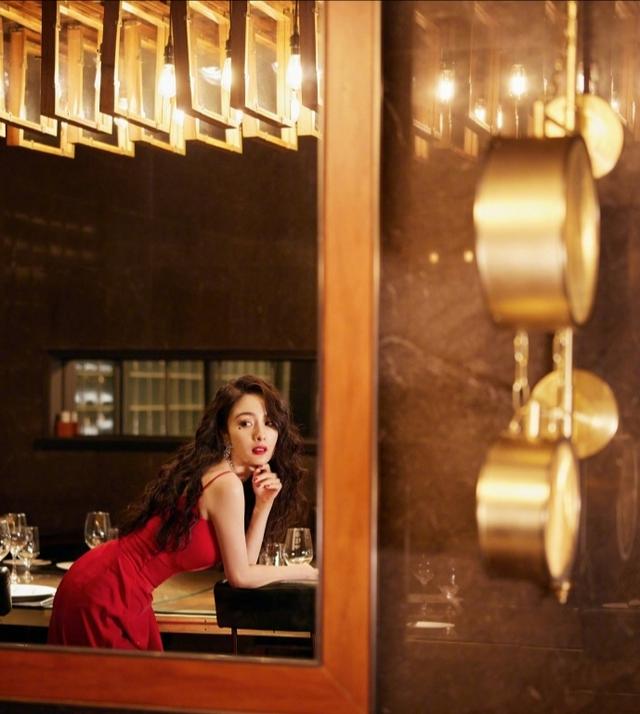 34岁杨幂曝性感港风写真,对镜翘臀身材火辣,美腿纤细胸围傲人