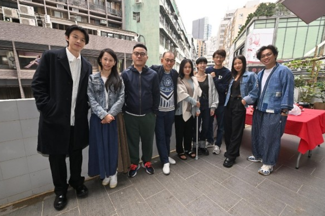 李丽珍拄拐杖现身!意外受伤脚缠纱布仍坚持工作,为新戏增肥15斤