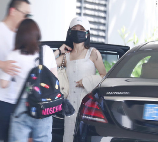 赵丽颖也会拔火罐啊,笑死了,印都露出来了,网友直呼可爱