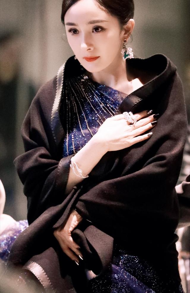 34岁杨幂曝性感港风写真,对镜翘臀身材火辣,美腿纤细胸围傲人