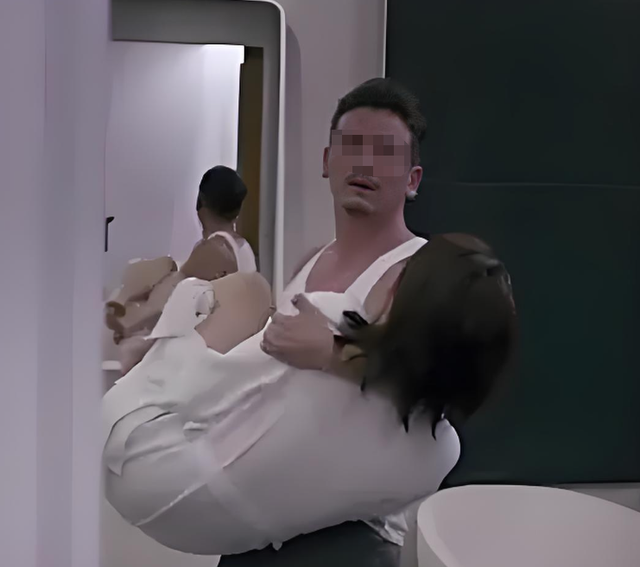 2021年,45岁榜一大哥约24岁美女主播,她的选择却毁了她这一辈子