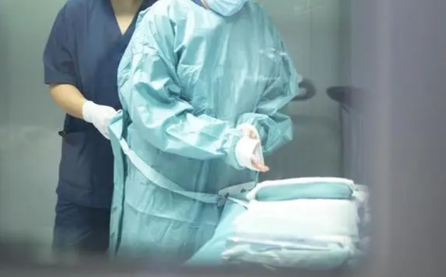 2021年,45岁榜一大哥约24岁美女主播,她的选择却毁了她这一辈子