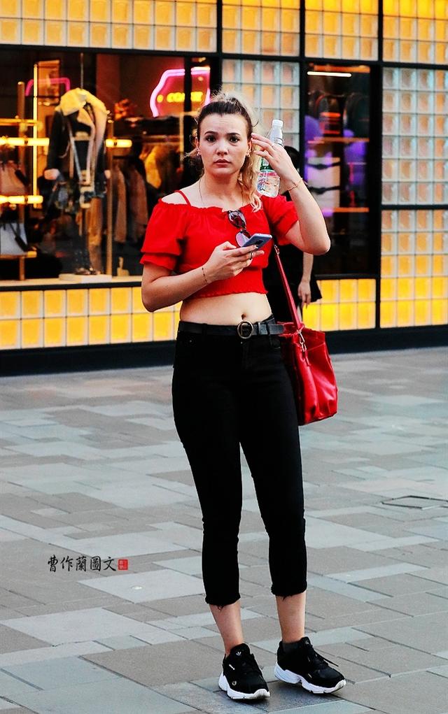 街拍:露出盈盈一握小蛮腰的美女