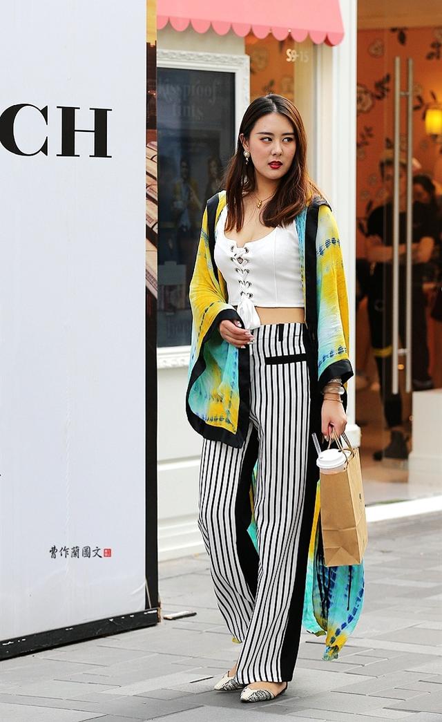 街拍:露出盈盈一握小蛮腰的美女