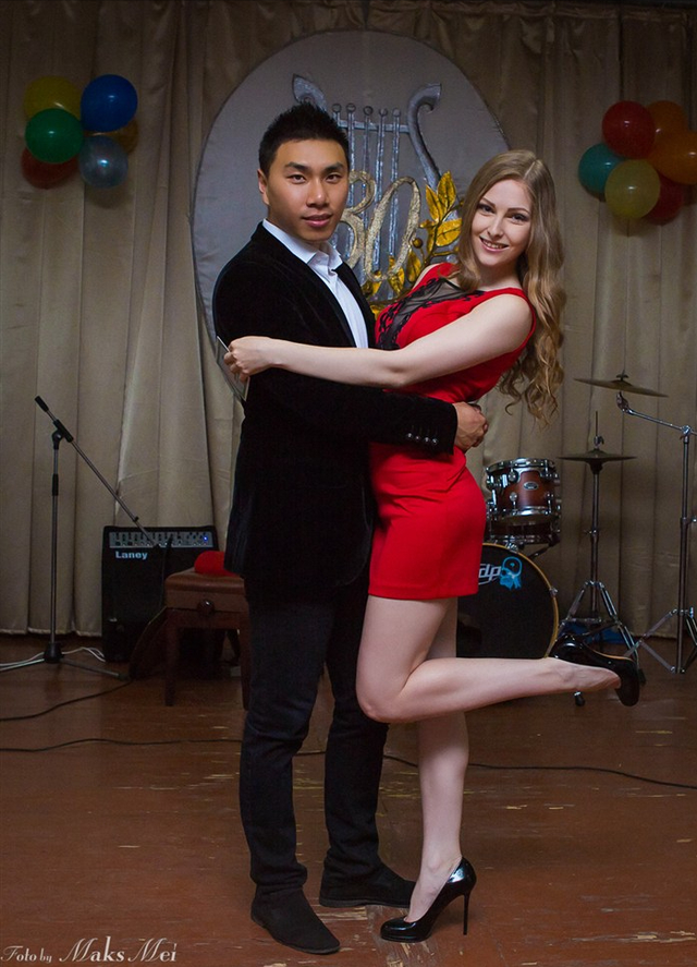 河北小伙娶小12岁乌克兰绝色美女,结婚11年后,妻子出轨波兰农民