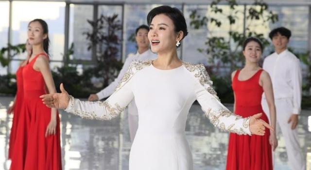 军旅女高音歌唱家华丽转身,成为副厅级文工团副团长