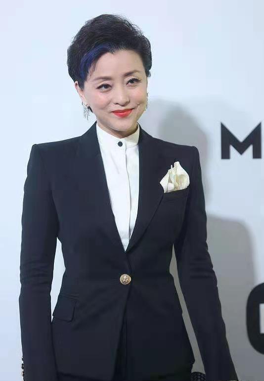 俩前央视主持人红毯比美,周涛梳大背头好攻,杨澜过分正式显拘谨