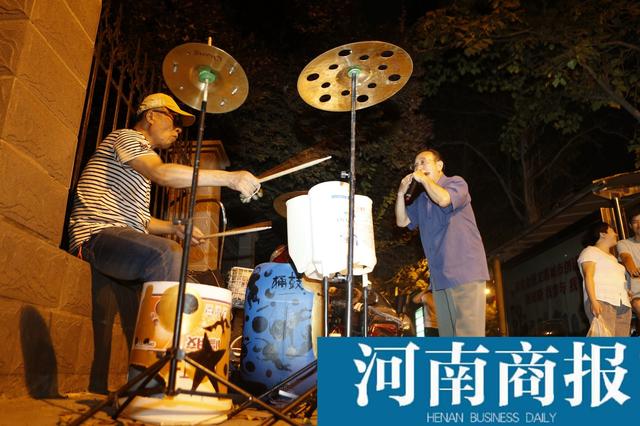 废旧塑料桶当架子鼓玩,郑州6旬“老顽童”敲出别样人生