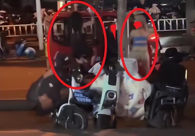 颠覆三观!山东两名性感美女当街色诱戏耍老汉,其一或为未成年