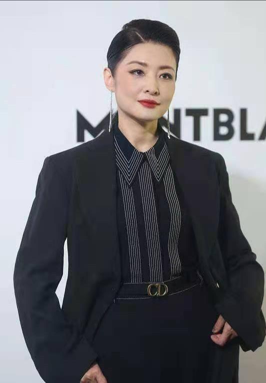 俩前央视主持人红毯比美,周涛梳大背头好攻,杨澜过分正式显拘谨