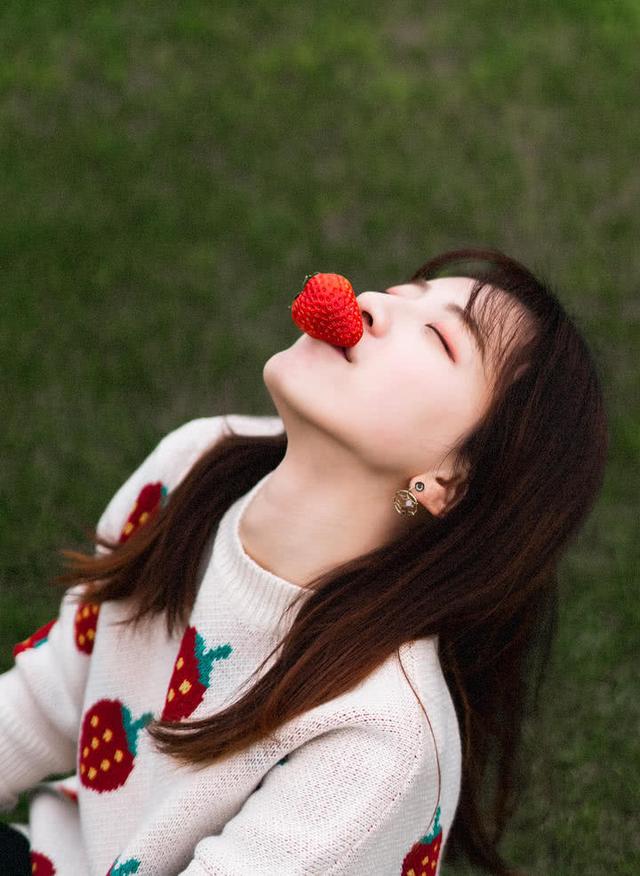 草莓少女写真,娇羞可爱少女感十足