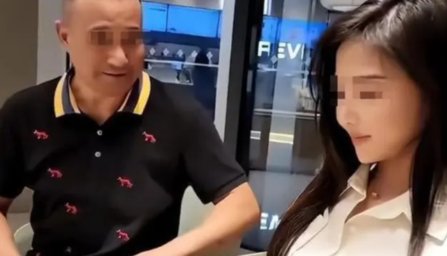 2021年,45岁榜一大哥约24岁美女主播,她的选择却毁了她这一辈子