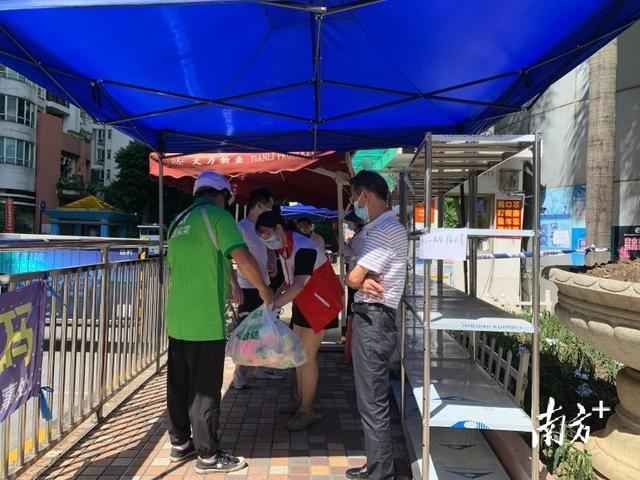 滚动|记者直击广州临时封控管理区,生活物资有序配送