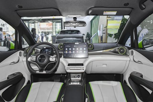 建议家里第二辆车买纯电动,推荐这两款,颜值高、品牌强,还不贵