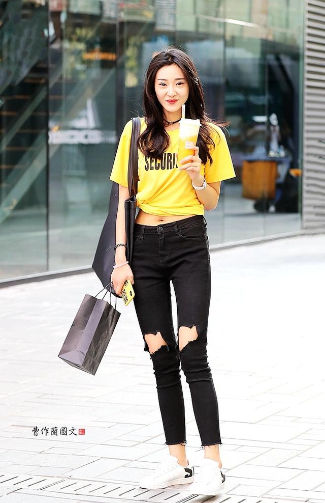 街拍:露出盈盈一握小蛮腰的美女