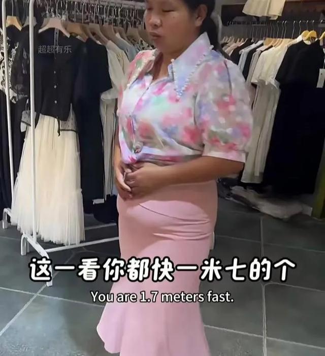 山东女服装店试衣服,营业员一顿猛夸后女买单,一个敢说一个爱听
