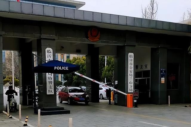 颠覆三观!山东两名性感美女当街色诱戏耍老汉,其一或为未成年