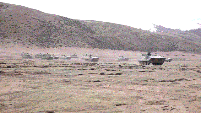 15式轻型坦克立功!中国“黑豹”开上高原,直抵西北雪山