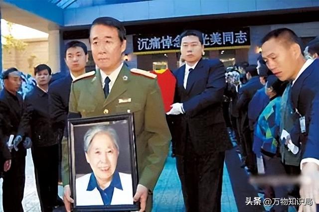 1948年,刘少奇和王光美结婚照,那年她27岁,妥妥一个大美女