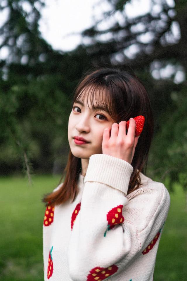 草莓少女写真,娇羞可爱少女感十足