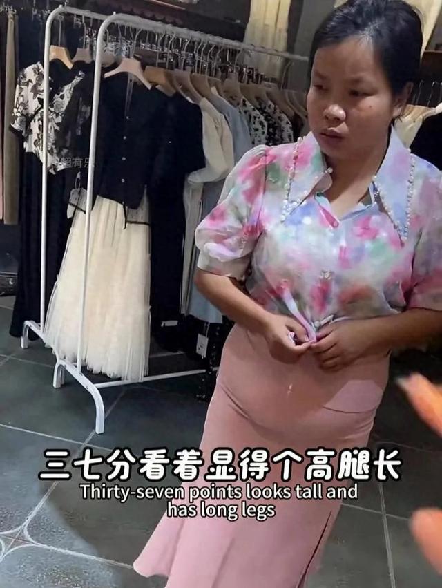 山东女服装店试衣服,营业员一顿猛夸后女买单,一个敢说一个爱听
