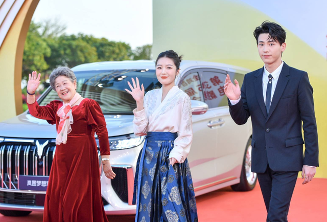 美胸美腿美背,金鸡奖女星疯狂抢镜,影后却是低调的奚美娟