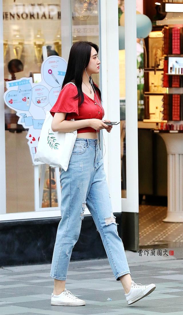 街拍:露出盈盈一握小蛮腰的美女