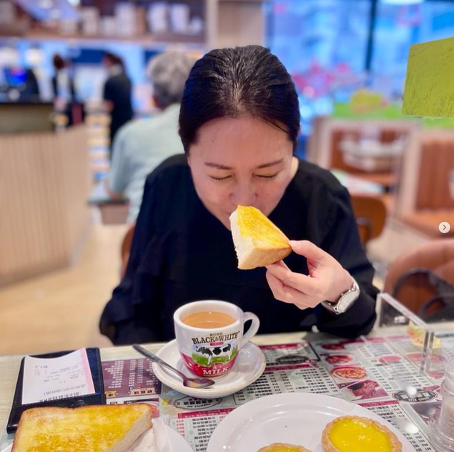 性感女神李丽珍晒近照,自嘲“肥又老”,56岁真面目长这样