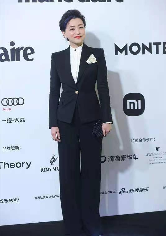 俩前央视主持人红毯比美,周涛梳大背头好攻,杨澜过分正式显拘谨