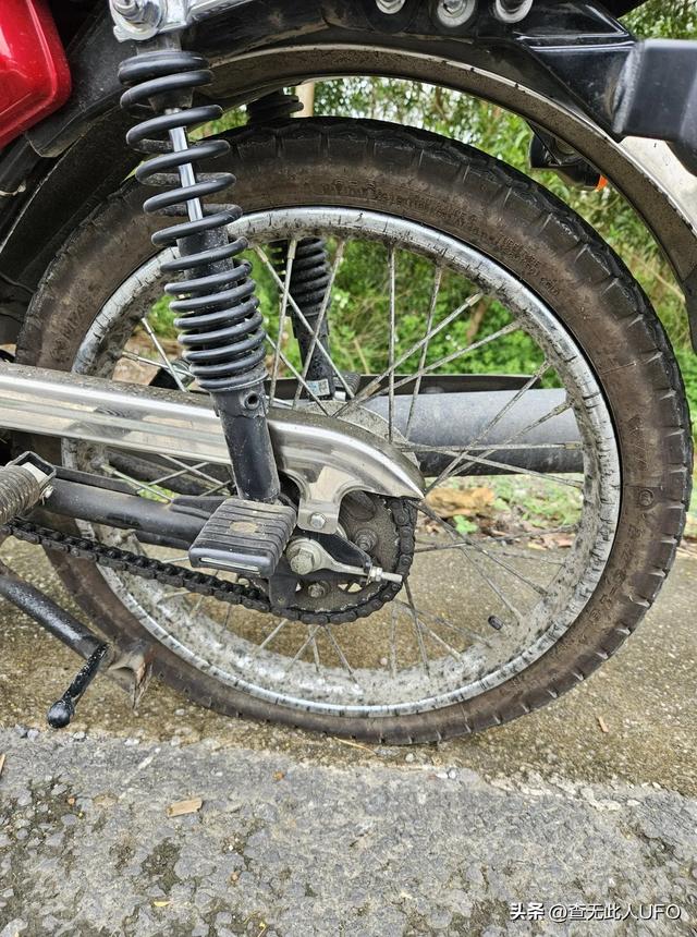 摩托车出行,一些简单的修车补胎工具,最好带上,不然会很麻烦!